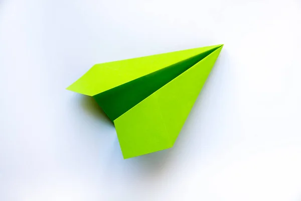 Origami Avion Papier Vert Isolé Sur Fond Blanc Vierge — Photo