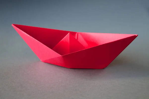 Rotes Papierboot Origami Isoliert Auf Einem Leeren Grauen Hintergrund — Stockfoto