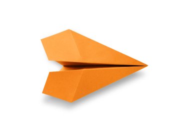 Turuncu kağıt uçak origamisi boş beyaz bir arkaplanda izole edildi