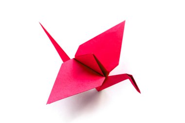Kırmızı kağıt turna origamisi boş beyaz arkaplanda izole edildi.