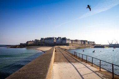 Brittany, Fransa 'daki deniz feneri iskelesinden Saint-Malo şehir manzarası