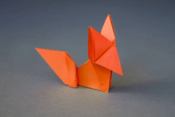 Oranje Papieren Vos Origami Geïsoleerd Een Blanco Grijze Achtergrond — Stockfoto