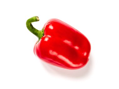 Taze organik kırmızı dolma biber beyaz arkaplanda izole edilmiş.