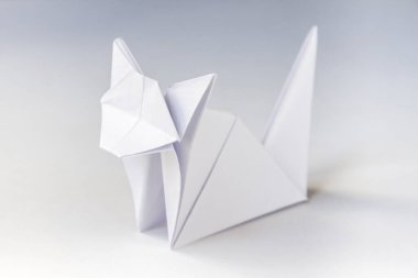 Kağıt kedisi origamisi boş beyaz bir arkaplanda izole edildi.