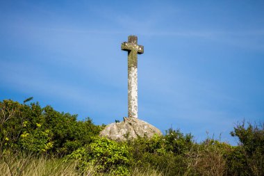 Fransa, Brittany 'deki Chausey adasında eski bir haç.