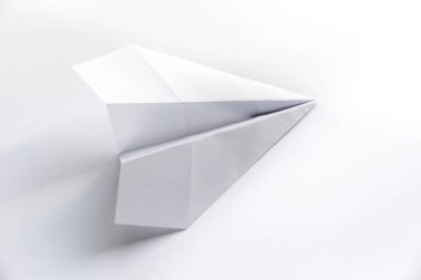 Kağıt düzlem origamisi boş bir arkaplanda izole edildi