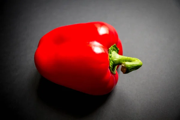 Φρέσκο Οργανικό Κόκκινο Bell Pepper Απομονωμένο Μαύρο Φόντο — Φωτογραφία Αρχείου