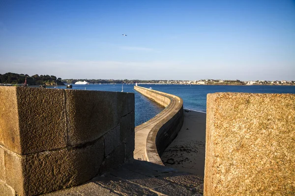 Vuurtoren Saint Malo Uitzicht Zee Pier Vanuit Vestingwerken Van Stad — Stockfoto