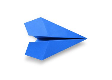 Mavi kağıt uçak origamisi boş beyaz arkaplanda izole edildi