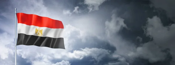 埃及国旗挂在多云的天空上 三维渲染 — 图库照片