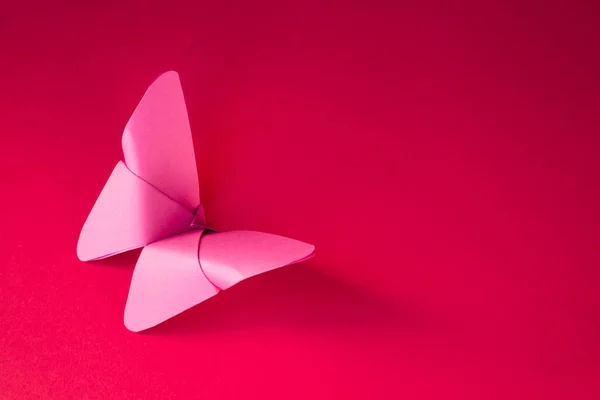 Origami Mariposa Papel Rosa Aislado Sobre Fondo Rojo Blanco —  Fotos de Stock