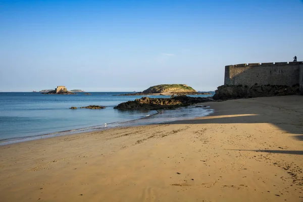 Acantilados Playa Vistas Mar Desde Las Fortificaciones Ciudad Saint Malo — Foto de Stock