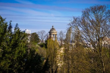 Yazın Buttes Chaumont Park manzarası, Paris, Fransa