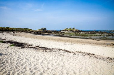 Chausey adası kıyıları, plaj ve kayalıklar Brittany, Fransa 'da.