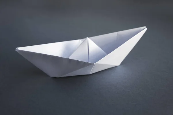 Weißes Papier Boot Origami Isoliert Auf Einem Leeren Grauen Hintergrund — Stockfoto