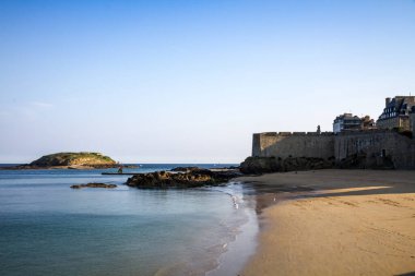 Saint-Malo şehir tahkimatlarından uçurumlar, sahil ve deniz manzarası, Brittany, Fransa