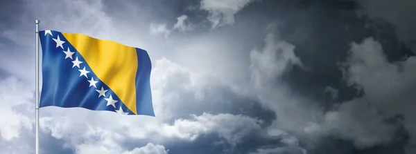 ボスニア ヘルツェゴビナは曇った空に旗を翻し — ストック写真