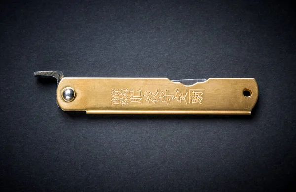 Tradiční Japonský Higonokami Kapesní Nůž Izolované Černém Pozadí — Stock fotografie