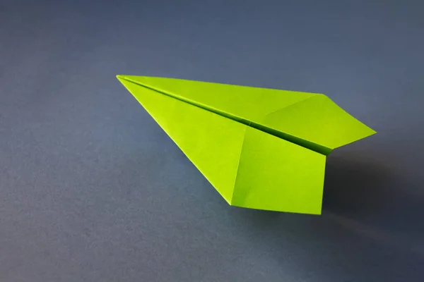 Zelený Papír Letadlo Origami Izolované Prázdném Šedém Pozadí — Stock fotografie