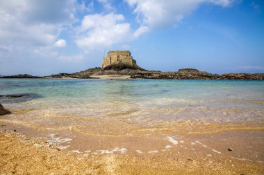 Fort du Petit Kalesi, Saint-Malo şehrindeki sahil ve deniz, Brittany, Fransa