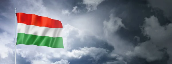 曇り空のハンガリー国旗 三次元レンダリング — ストック写真