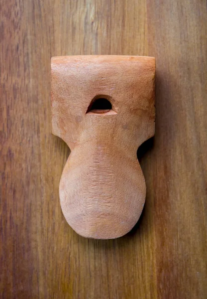 木板背景上传统的桑巴吹口哨 — 图库照片