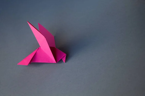 Papel Rosa Paloma Origami Aislado Sobre Fondo Gris Blanco — Foto de Stock