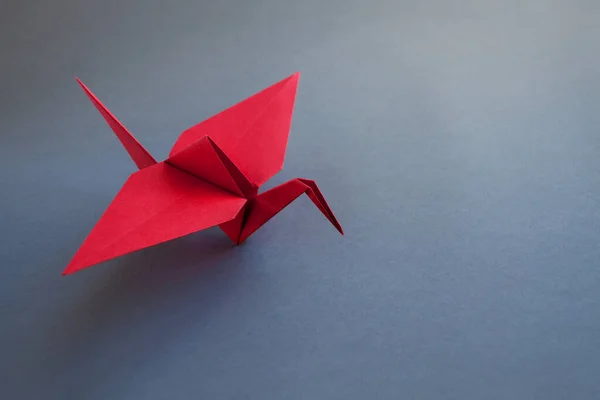 Origami Grúa Papel Rojo Aislado Sobre Fondo Gris Blanco — Foto de Stock