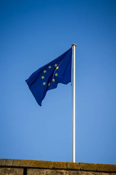 Bandera Unión Europea Poste Flotando Viento Fondo Cielo Azul —  Fotos de Stock