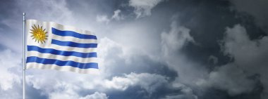 Bulutlu bir gökyüzünde Uruguay bayrağı, üç boyutlu görüntüleme