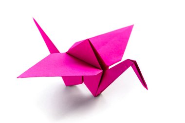 Pembe kağıt turna origamisi boş beyaz bir arkaplanda izole edildi.