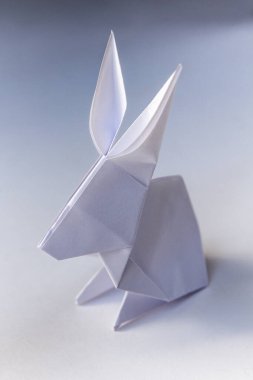 Kağıt tavşan origamisi beyaz bir arkaplanda izole edilmiş..