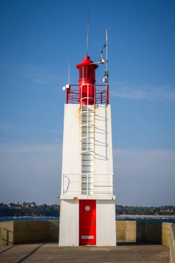 Saint-Malo deniz feneri ve liman iskelesi, Brittany, Fransa