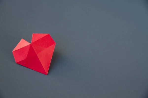 Origami Cuore Carta Rossa Isolato Uno Sfondo Grigio Bianco Biglietto — Foto Stock