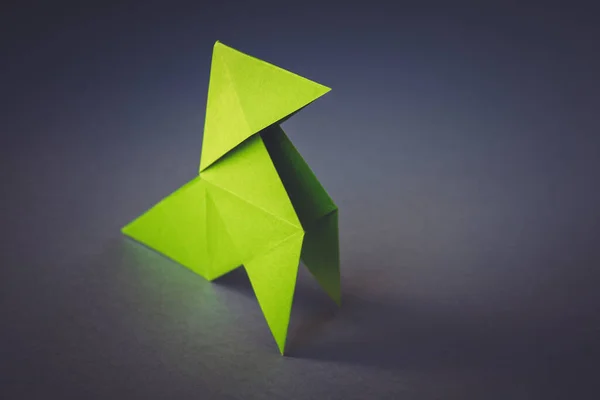Groen Papier Kip Origami Geïsoleerd Een Lege Grijze Achtergrond Cocotte — Stockfoto