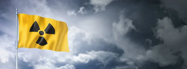 Radioaktywna Flaga Symbolu Nuklearnego Zachmurzonym Niebie Trójwymiarowe Renderowanie — Zdjęcie stockowe