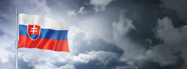 多云天空上的斯洛伐克国旗 三维渲染 — 图库照片