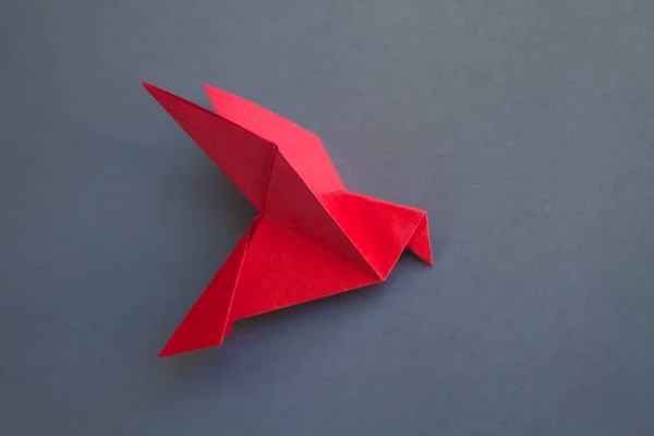 Kırmızı Kağıt Güvercin Origamisi Boş Gri Bir Arkaplanda Izole Edildi — Stok fotoğraf