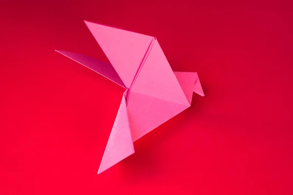 Papel Rosa Paloma Origami Aislado Sobre Fondo Rojo Blanco — Foto de Stock