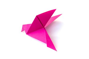 Pembe kağıt güvercin origamisi boş beyaz bir arkaplanda izole edildi.
