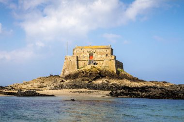 Fort du Petit Kalesi, Saint-Malo şehrindeki sahil ve deniz, Brittany, Fransa