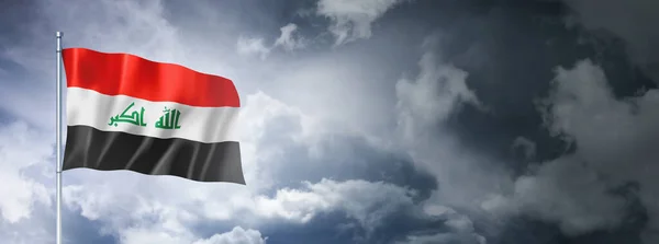 Bulutlu Bir Gökyüzünde Irak Bayrağı Boyutlu Görüntüleme — Stok fotoğraf