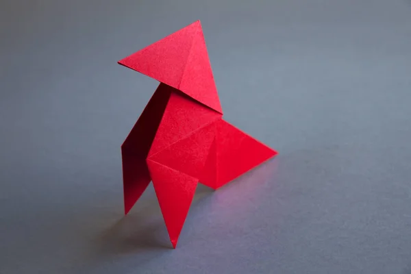 Papel Rojo Gallina Origami Aislado Sobre Fondo Gris Blanco Cocotte — Foto de Stock