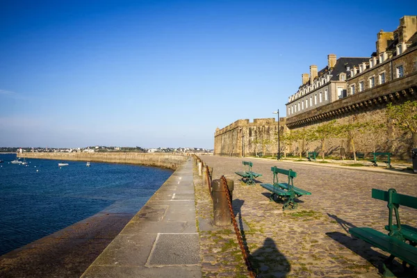 Vuurtoren Saint Malo Uitzicht Zee Pier Vanuit Vestingwerken Van Stad — Stockfoto