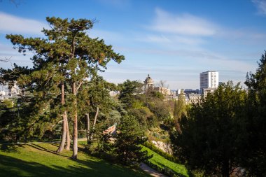 Yazın Buttes Chaumont Park manzarası, Paris, Fransa