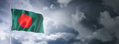 Bulutlu bir gökyüzünde Bangladeş bayrağı, üç boyutlu görüntüleme