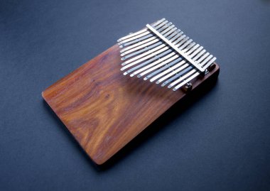 Geleneksel ahşap kalimba siyah arkaplanda izole edildi