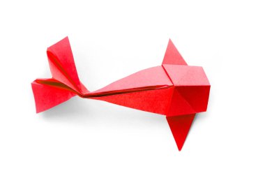 Kırmızı kağıt balığının origamisi beyaz bir arkaplanda izole edilmiş.