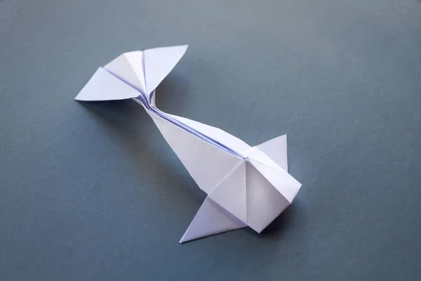 Papel Blanco Origami Pescado Aislado Sobre Fondo Gris Blanco — Foto de Stock