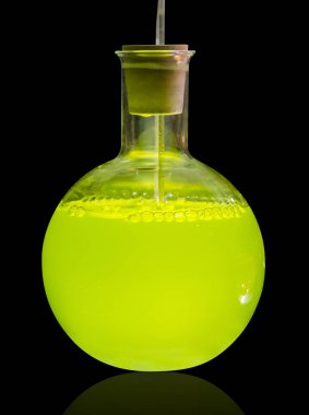 Yuvarlak alt laboratuvar şişesi siyah arkaplanda izole edilmiş.